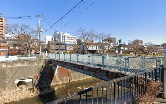 心癒やされる水辺の特等席！鶴見川に架かる「川井田人道橋」♪