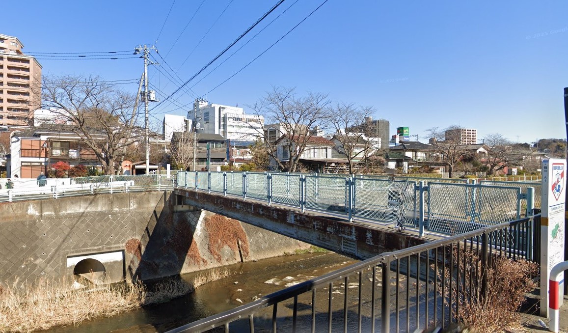心癒やされる水辺の特等席！鶴見川に架かる「川井田人道橋」♪
