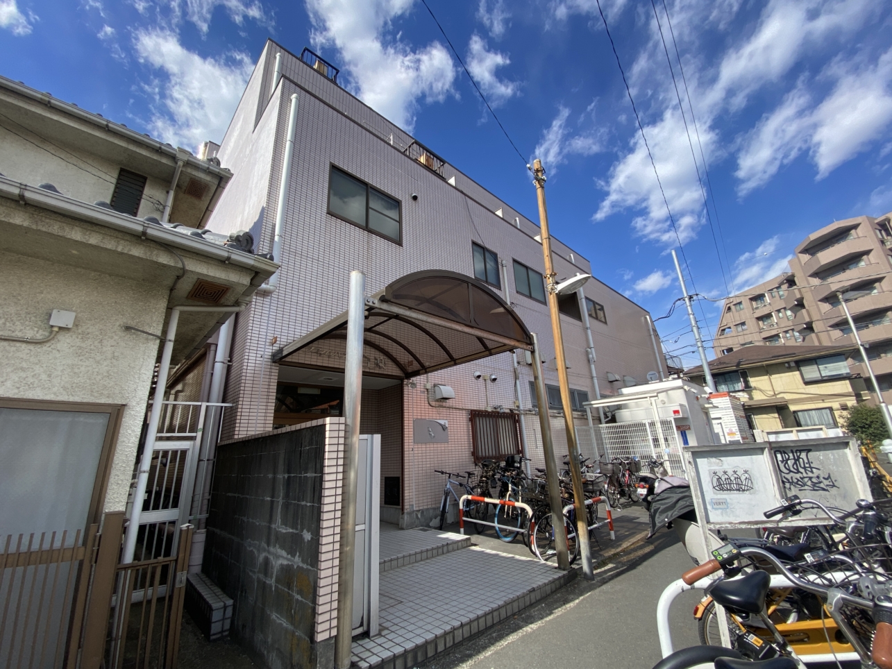 【プライムハウス白楽】駅徒歩4分！！商店街の中にあり、夜も明るく生活に便利です♪♪