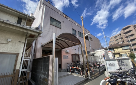 【プライムハウス白楽】駅徒歩4分！！商店街の中にあり、夜も明るく生活に便利です♪♪