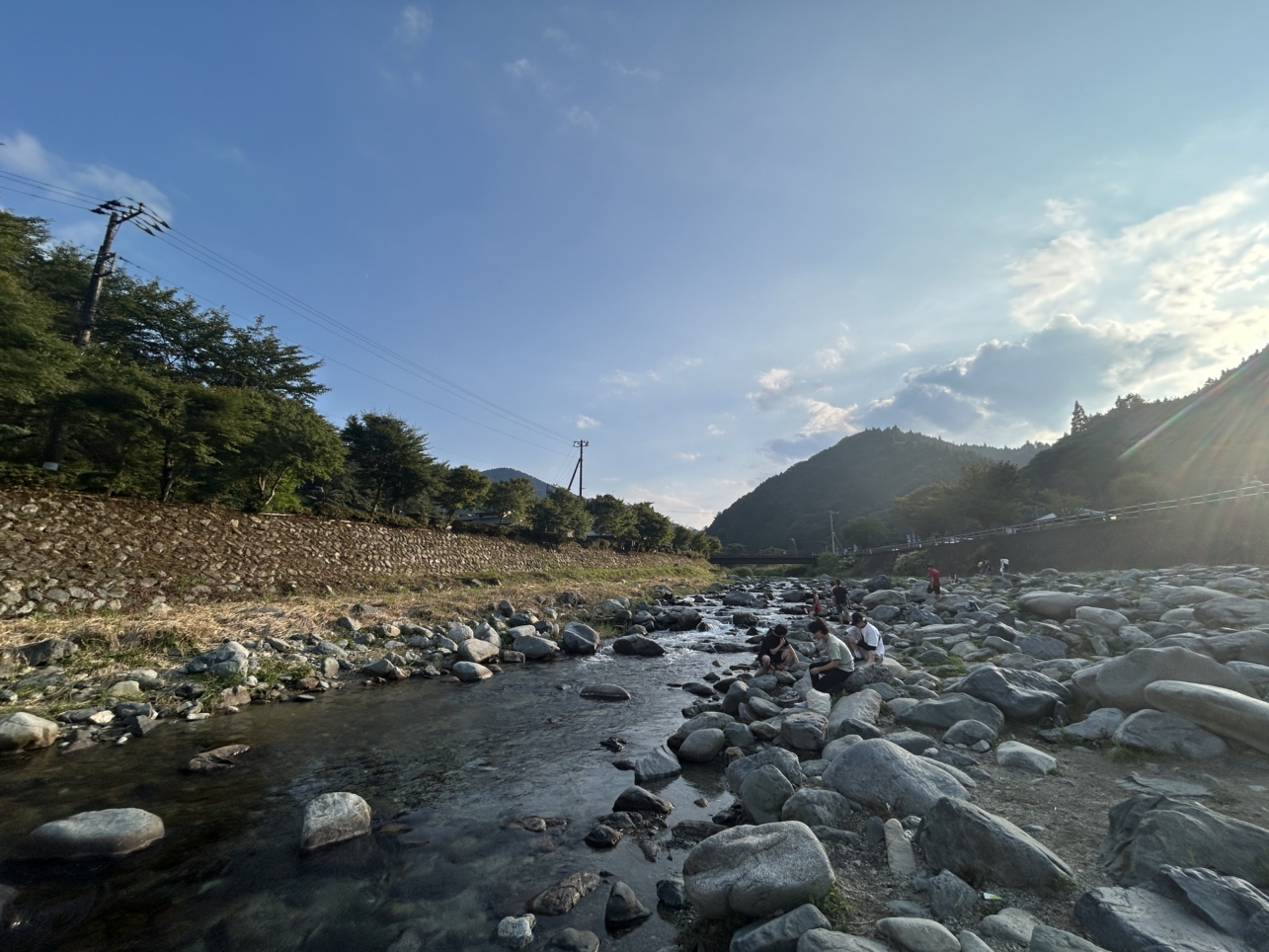 道志川でのんびり川遊び　「道の駅どうし」