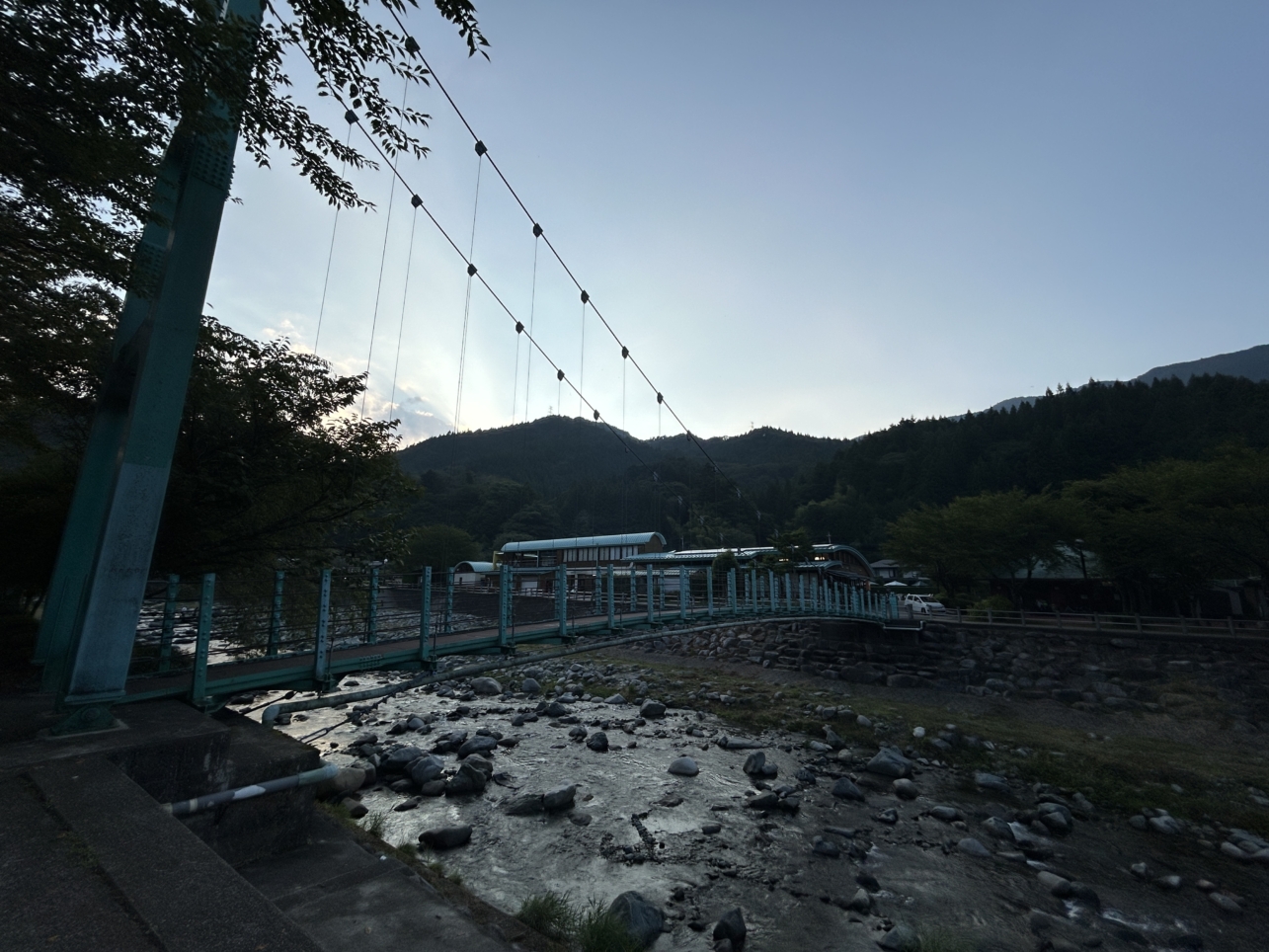 道志川でのんびり川遊び　「道の駅どうし」
