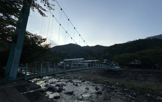 道志川でのんびり川遊び　「道の駅どうし」
