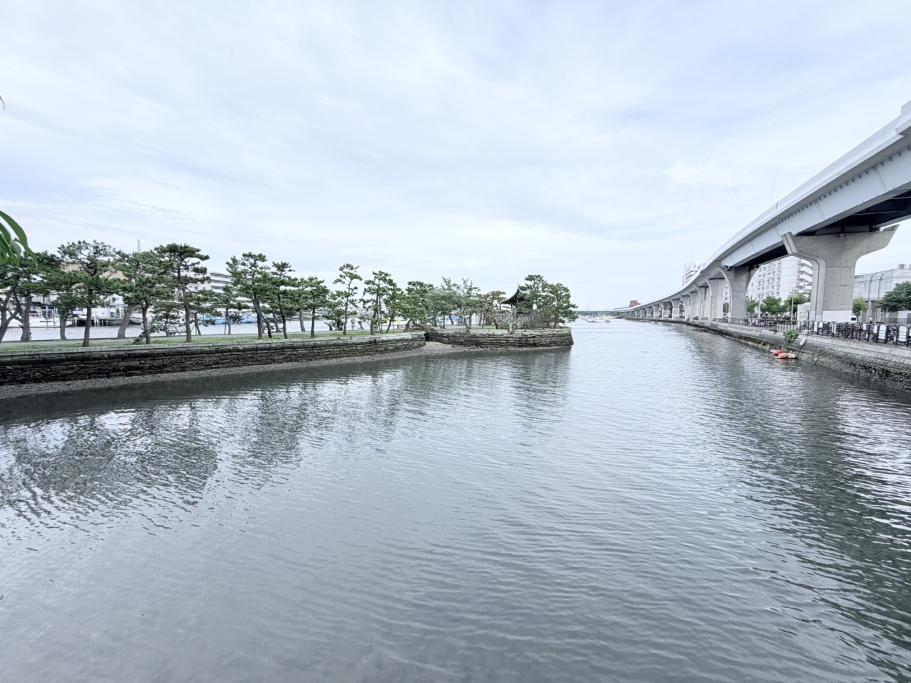 金沢八景の海の上の神社「琵琶島神社」