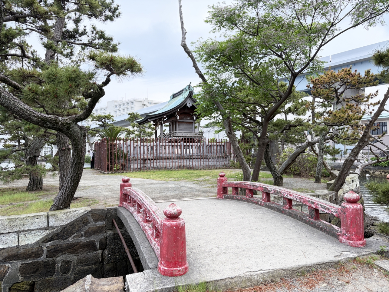 金沢八景の海の上の神社「琵琶島神社」