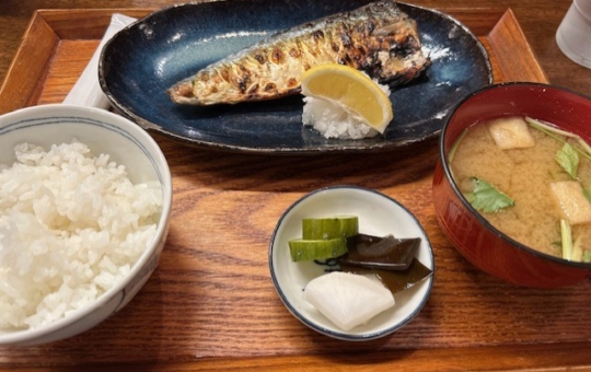 スタッフ間でも評判の定食店『三角』で焼き魚を堪能！