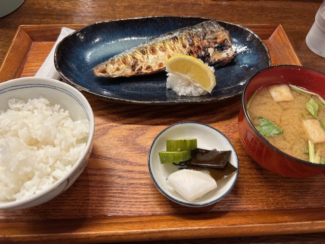 スタッフ間でも評判の定食店『三角』で焼き魚を堪能！