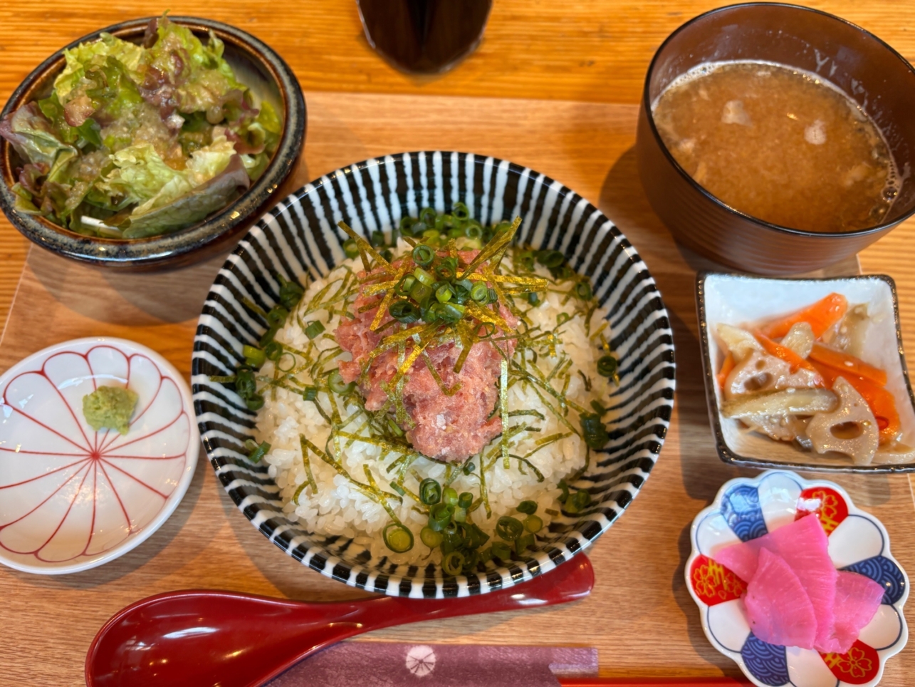 新鮮な魚が自慢の居酒屋『たべもの屋　常笑かぞく』