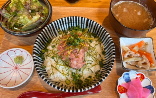 新鮮な魚が自慢の居酒屋『たべもの屋　常笑かぞく』