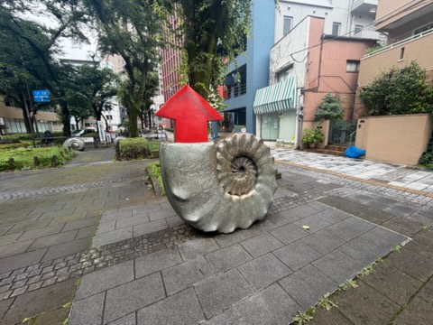 茗荷谷で見つけた！不思議なオブジェが並ぶ窪町東公園