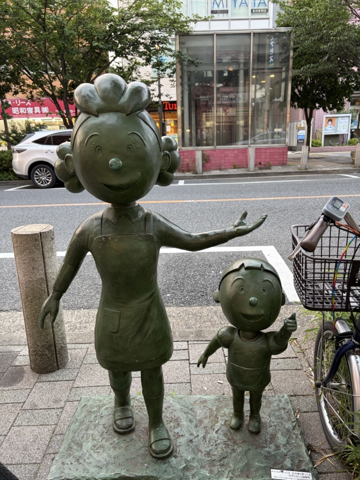 サザエさん一家がお出迎え！桜新町駅前