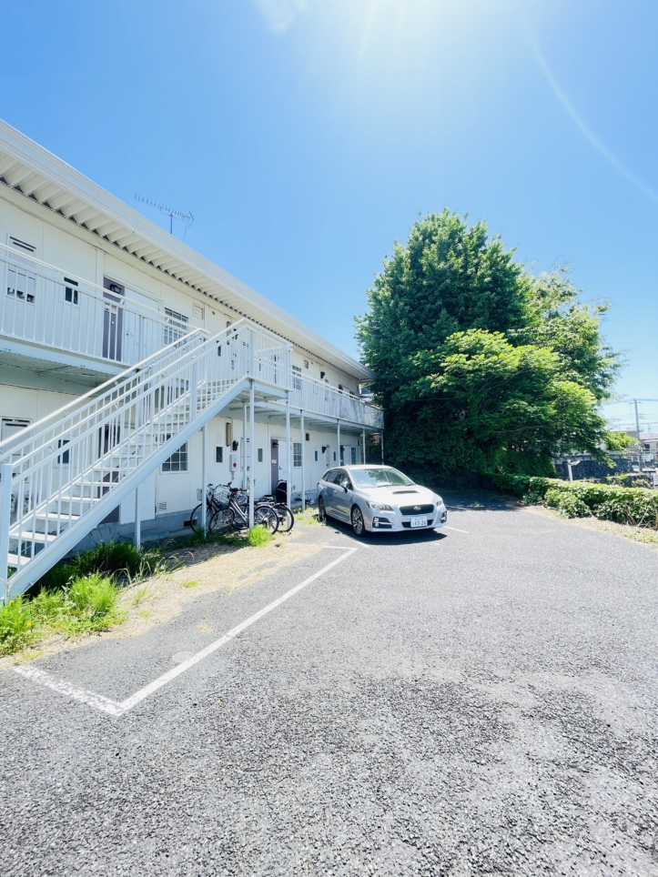【ハローハイツ】敷地内駐車場☆近隣商業施設も充実