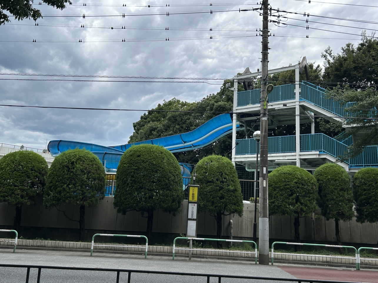 真夏到来！世田谷の屋外プールでスライダーはいかが？