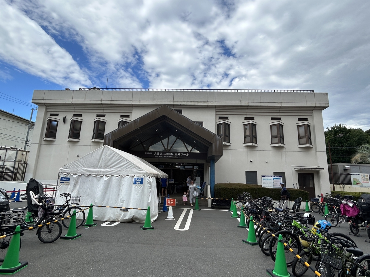 真夏到来！世田谷の屋外プールでスライダーはいかが？