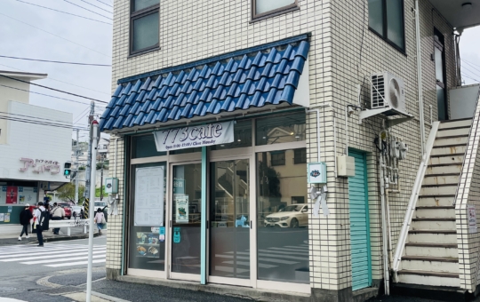 【773cafe】かわいいブルーの瓦屋根のカフェ