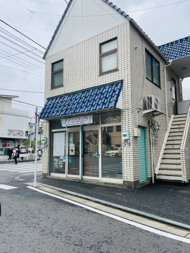 【773cafe】かわいいブルーの瓦屋根のカフェ