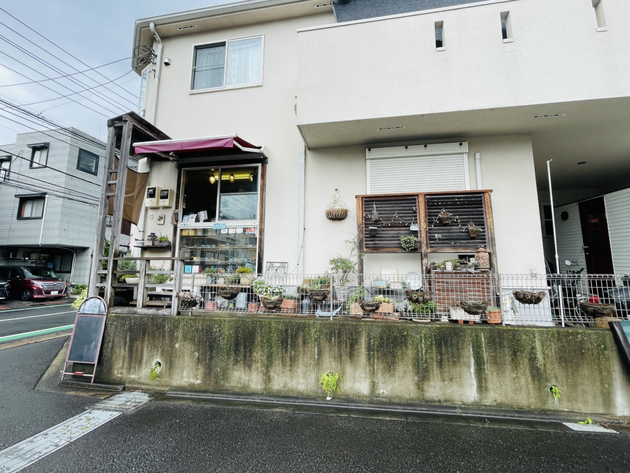 【はらぺこコッペ】かわいい花々に囲まれたパン屋さん