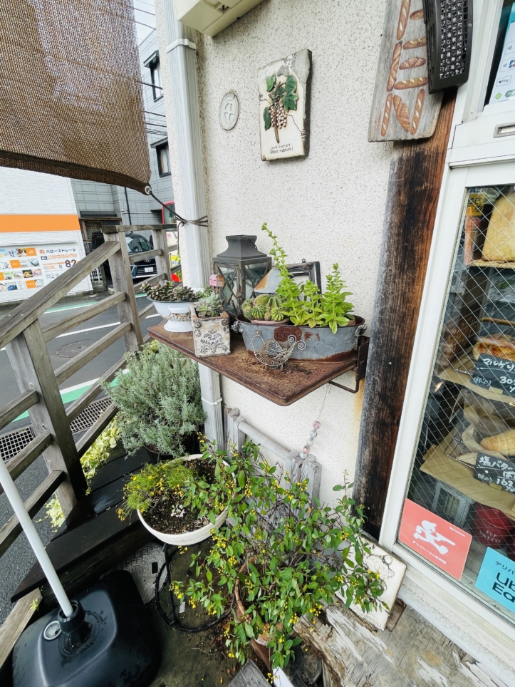 【はらぺこコッペ】かわいい花々に囲まれたパン屋さん